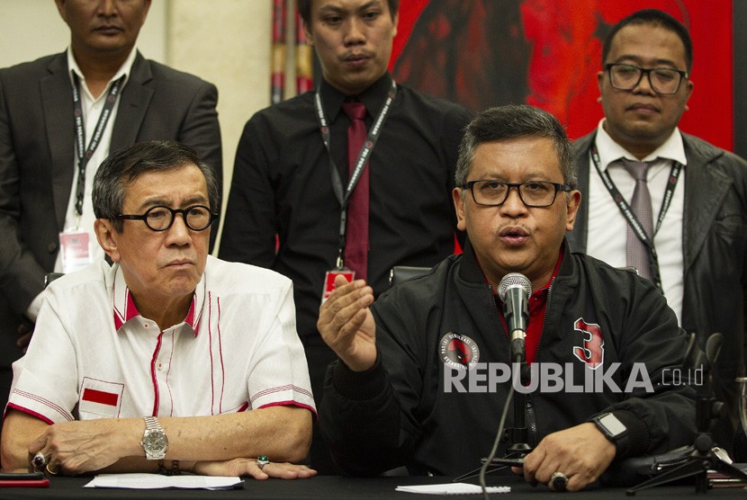 Sekjen PDIP Hasto Kristiyanto (kanan) didampingi Ketua DPP Bidang Hukum, HAM dan Perundang-Undangan Yasonna Laoly (kiri) saat menyampaikan keterangan pers di kantor DPP PDIP, Jakarta, Rabu (15/1/2020).
