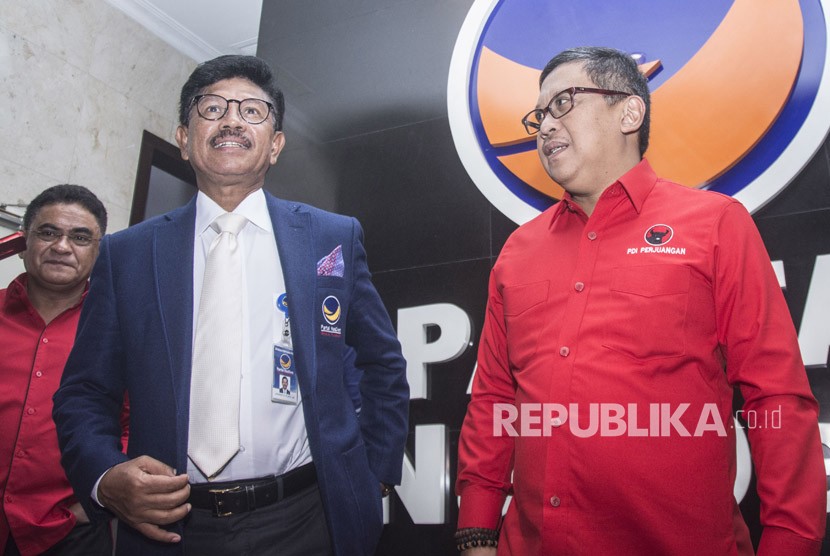 Sekjen PDIP Hasto Kristiyanto (kanan), Sekjen Partai Nasdem Johnny G Plate (tengah), dan Ketua DPP PDIP Andreas Hugo Pareira (kiri) berbincang seusai menggelar pertemuan tertutup di kantor DPP Nasdem, Jakarta, Selasa (3/4).