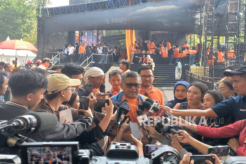 Sekjen PDIP Hasto Kristiyanto ketika diwawancara saat kampanye akbar Pramono-Rano di Stadion Madya GBK Senayan, Sabtu (23/11/2024).