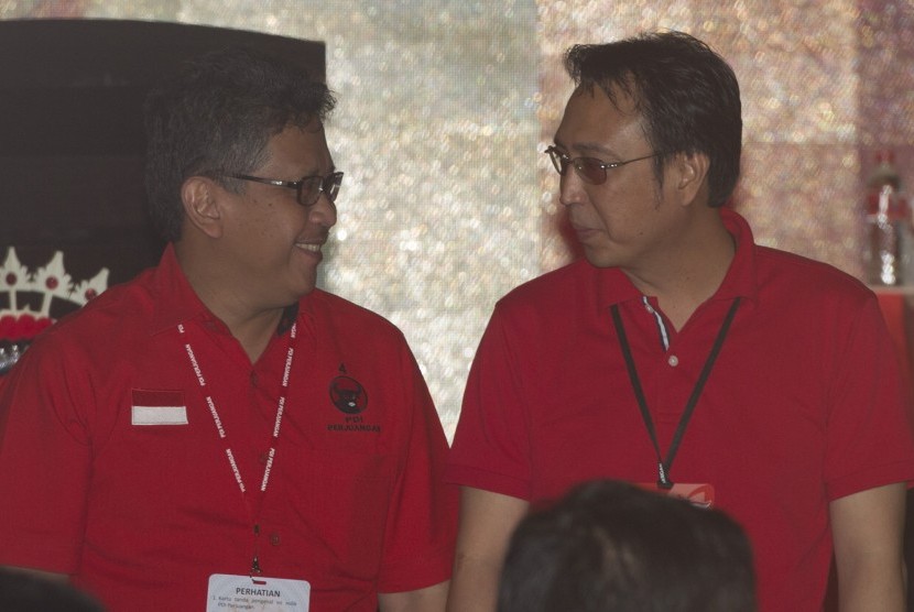 Sekjen PDIP Hasto Kristiyanto (kiri) berbincang dengan Ketua Bidang Ekonomi Kreatif Prananda Prabowo (kanan) saat pengumuman pengurus inti PDIP oleh Ketua Umum PDIP Megawati Soekarnoputri pada Kongres IV PDIP di Hotel Inna Grand Bali Beach, Sanur, Bali, Ju