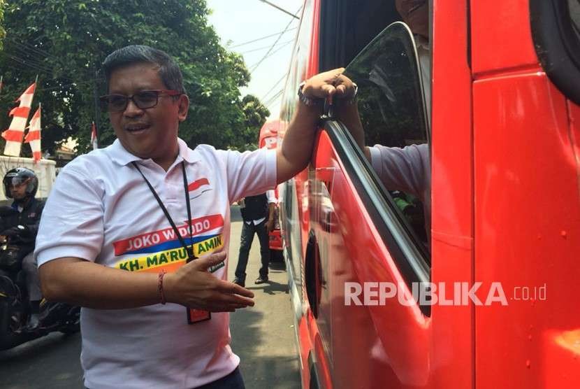 Sekjen PDIP Hasto Kristiyanto meluncurkan lima minibus untuk konsolidasi pasangan Jokowi-Ma'ruf Amin ke wilayah Jawa Barat, di Posko Cemara, Menteng, Jakarta Pusat, Senin (27/8).