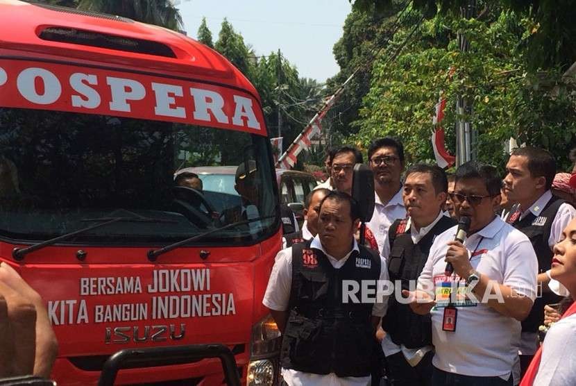 Sekjen PDIP Hasto Kristiyanto meluncurkan lima minibus untuk konsolidasi pasangan Jokowi-Ma'ruf Amin ke wilayah Jawa Barat, di Posko Cemara, Menteng, Jakarta Pusat, Senin (27/8).