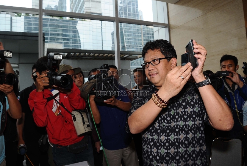 Sekjen PDIP Hasto Kristiyanto memberikan keterangan pers tempat pertemuan dengan ketua KPK di Apartemen Capitol, SCBD, Jakarta Pusat, Kamis (22/1).(Republika/Republika/ Tahta Aidilla)