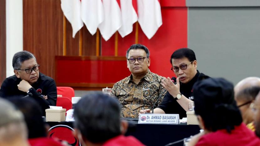 Sekjen PDIP Hasto Kristiyanto memimpin pertemuan yang digelar di Sekolah Partai PDIP, Lenteng Agung, Jakarta Selatan, Sabtu (17/12/2022)