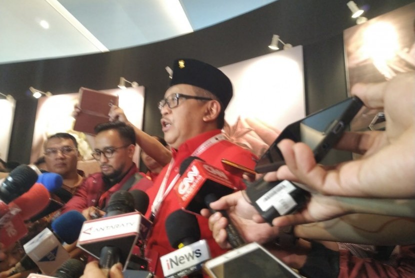 Sekjen PDIP Hasto Kristiyanto menyampaikan keterangan kepada pers disela-sela Rakernas I PDIP, Jumat (10/1). 