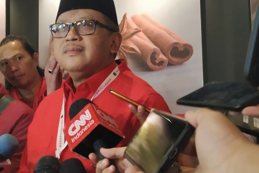 Sekjen PDIP Hasto Kristiyanto menyampaikan keterangan kepada pers disela-sela Rakernas I PDIP, Jumat (10/1). 