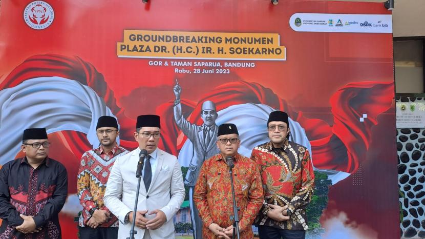 Sekjen PDIP, Hasto Kristiyanto bersama Gubernur Jabar Ridwan Kamil memberikan keterangan pada wartawan usai groundbreaking monumen Plaza Bung Karno di Taman Saparua, Kota Bandung, Rabu (28/6/2023).