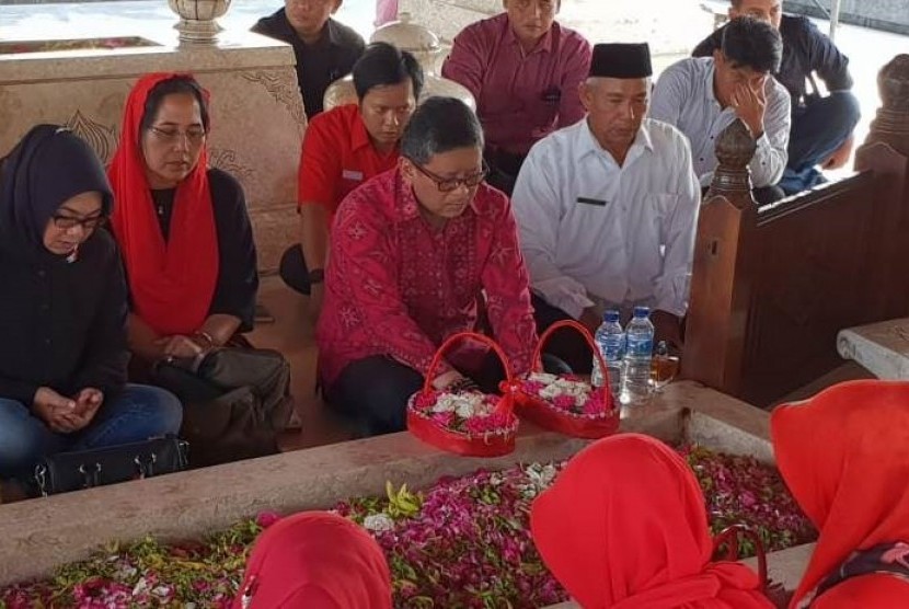 Sekjen PDIP Hasto Kristiyanto saat berziarah ke makam Bung Karno, Rabu (6/6).