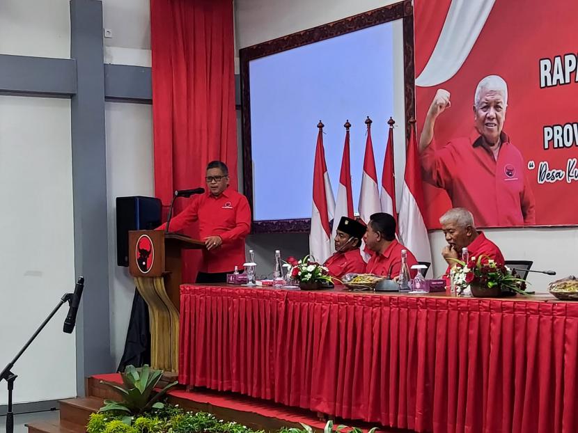 Sekjen PDIP, Hasto Kristiyanto saat menghadiri Rapat Koordinasi Daerah (Rakorda) PDIP NTB di Kantor DPD PDIP NTB, Kota Mataram, Kamis (15/9) malam.