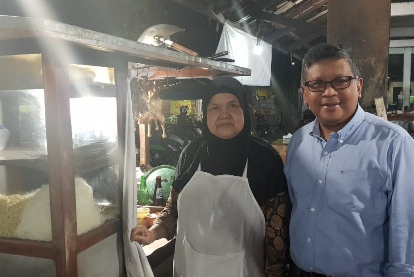 Sekjen PDIP, Hasto Kristiyanto saat menyambangi tempat kuliner Bakmi Miroso milik bu karno