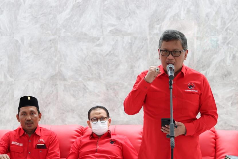 Sekjen PDIP Hasto Kristiyanto saat tasyakuran kantor DPD PDIP Provinsi Aceh, di Banda Aceh, Ahad, (27/2/2022). Turut mendampingi Hasto dalam kesempatan itu, Ketua DPP PDIP Prof. Rokhmin Dahuri.