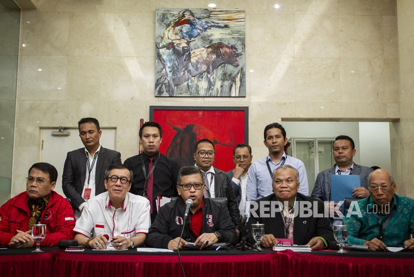 Sekjen PDIP Hasto Kristiyanto (tengah) didampingi Ketua DPP Bidang Hukum, HAM dan Perundang-Undangan Yasonna Laoly (kedua kiri), Ketua DPP Bidang Hubungan Luar Negeri Ahmad Basarah (kiri) serta tim hukum PDIP Teguh Samudera (kedua kanan) dan I Wayan Sudirta (kanan) saat menyampaikan keterangan pers di kantor DPP PDIP, Jakarta, Rabu (15/1). 