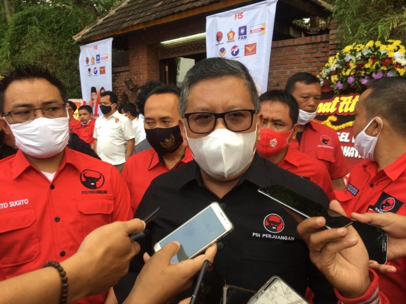 Sekjen PDIP Hasto Kristiyanto usai mengahadiri deklarasi pengusungan Muhamad-Saras untuk Pilkada Tangsel di Serpong, Kota Tangerang Selatan, Selasa (18/8).