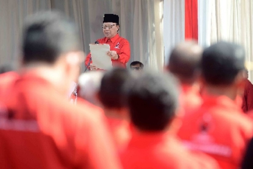 Sekjen PDIP, Tjahjo Kumolo membacakan Naskan Proklamasi saat Upacara HUT Ke-69 RI di kantor DPP PDI Perjuangan, Lenteng Agung, Jakarta, Ahad (17/8).