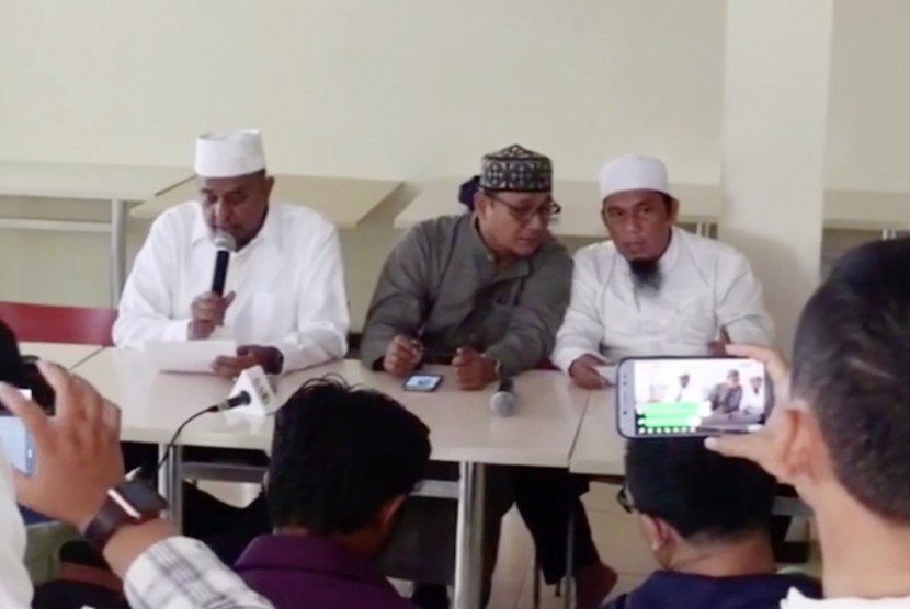 Sekjen Persaudaraan Alumni (PA) 212, Ustaz Bernard Abdul Jabar (kanan)