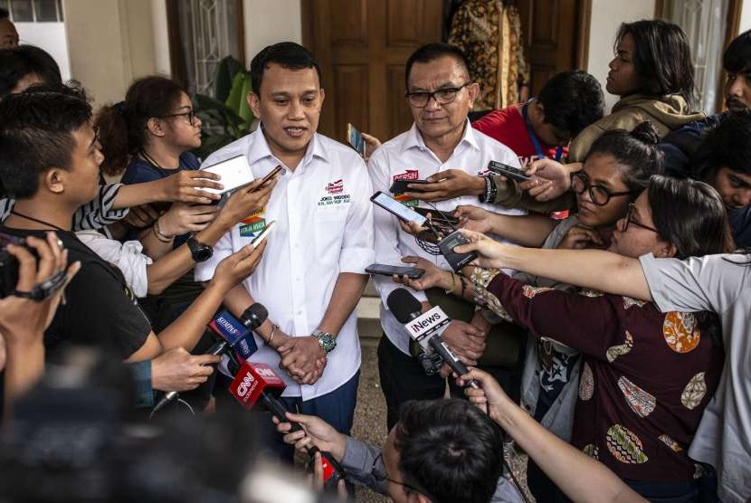 Sekjen PKB Abdul Kadir Karding (kiri) dan Sekjen Partai Golkar Lodewijk Paulus (kanan) memberikan keterangan pers usai menghadiri rapat tertutup Tim Kampanye Nasional Jokowi-Ma'ruf Amin di Rumah Cemara 19, Menteng, Jakarta, Selasa (28/8).
