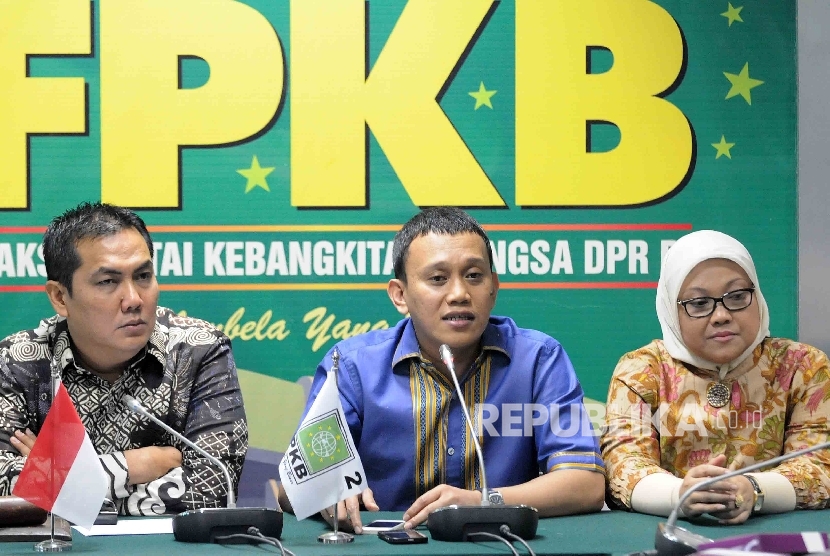 Sekjen PKB Abdul Kadir Karding (tengah).