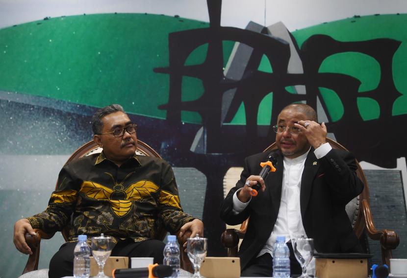 Sekjen PKS Aboe Bakar Al-Habsyi (kanan) menyampaikan paparan disaksikan Wakil Ketua Umum PKB Jazilul Fawaid (kiri) saat konferensi pers koalisi Pilpres 2024 di Kompleks Parlemen, Senayan, Jakarta, Kamis (9/6/2022). PKB dan PKS mulai menjajaki untuk berkoalisi dalam Pilpres 2024.