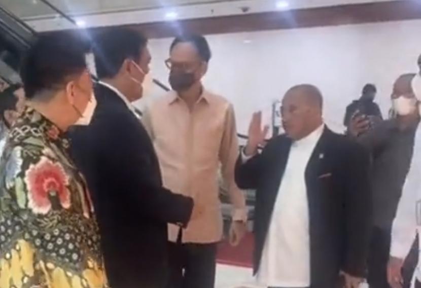 Sekjen PKS Habib Aboe Bakar Alhabsyi langsung dalam posisi hormat ketika bertemu Menko Marves Luhut Binsar Pandjaitan. 