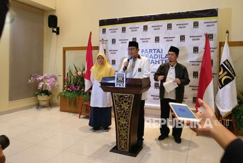 Sekjen PKS Mustafa Kamal menyampaikan konferensi pers di DPP PKS, Jakarta, Kamis (9/8) malam.