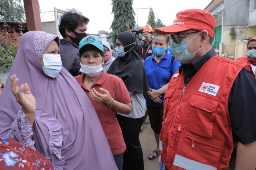 Sekjen PMI Sudirman Said meninjau operasi kemanusiaan Banjir Bekasi Jakarta di Perumahan Pondok Gede Permai, Jati Asih Kota Bekasi, Senin (22/2/2021).