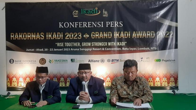 Sekjen PP IKADI, Khairan M Arif (kiri), Ketua Umum PP IKADI, KH Ahmad Kusyairi Suhail (tengah), dan Ketua Panitia Rakornas IKADI, Ari Tri Priyono saat menggelar konferensi pers di Kantor IKADI, Jakarta Timur, Jumat (23/2/2023).
