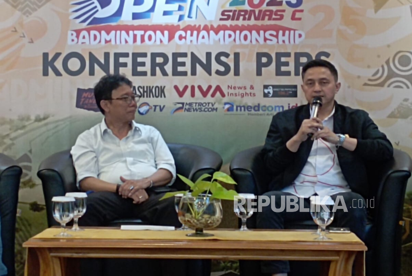 Sekjen PP PBSI Ricky Soebagdja (kanan) dan Dekan Fisip Universitas Indonesia (UI) Semiarto Aji Purwanto saat jumpa pers Turnamen Bulu Tangkis FISIP UI Open 2025 di UI, Depok, Jumat (20/6/2025).