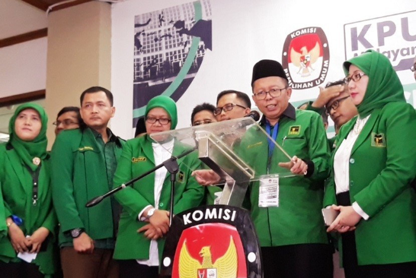 Sekjen PPP, Arsul Sani datang ke Gedung Komisi Pemilihan Umum (KPU) RI di Jalan Imam Bondjol, Jakarta Pusat pada Sabtu (14/10) sore. 