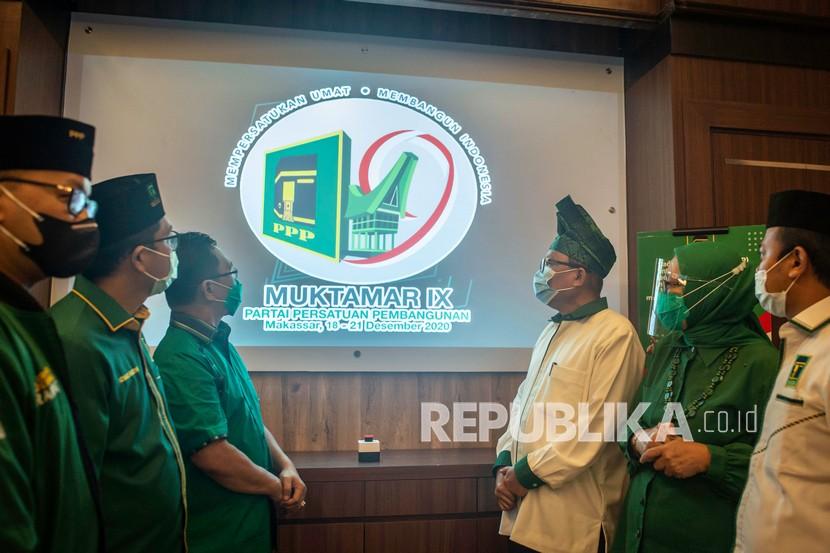 Sekjen PPP Arsul Sani (ketiga kanan), Ketua SC Muktamar IX PPP Ermalena (kedua kanan), Ketua OC Muktamar IX PPP Amir Uskara (ketiga kiri) dan jajaran pengurus lainnya menyaksikan logo Muktamar IX PPP di Jakarta, Senin (2/11/2020). Muktamar tersebut akan dilaksanakan pada 18-21 Desemnber 2020 di Makasar dengan tema Mempersatukan Umat Membangun Indonesia. 