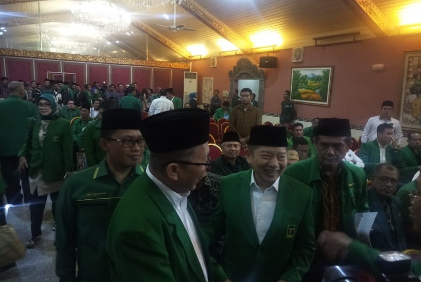 Sekjen PPP Arsul Sani (kiri) menyalami Plt Ketum terpilih Suharso Monoarfa di Mukernas PPP, Bogor, Rabu (20/3) malam.