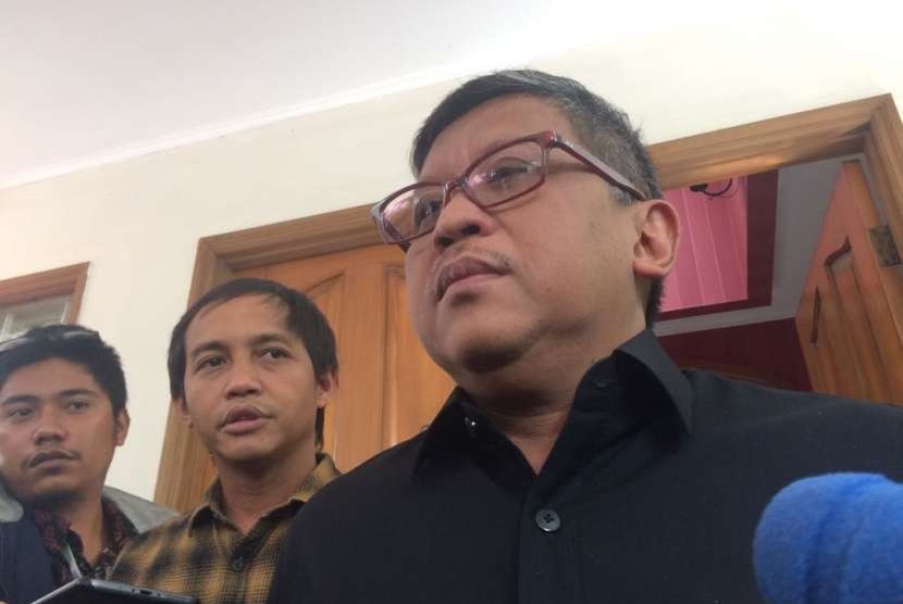 Sekjen PSI Raja Juli Antoni dan Sekjen PDIP Hasto Kristiyanto memberikan keterangan kepada wartawan di Posko Cemara, Menteng, Jakarta Pusat, Kamis (13/9).