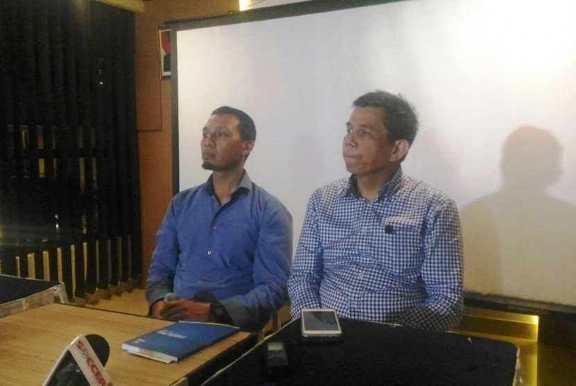 Sekjen PSSI Azwan Karim (kiri) dan PLT Ketua Umum PSSI Hinca Panjaitan