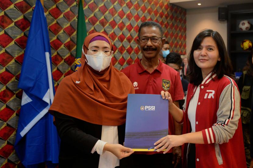 Sekjen PSSI periode 2017-2020 Ratu Tisha (kanan) menerima berkas dari panitia usai melakukan pendaftaran calon Wakil Ketua Umum PSSI periode 2023-2027 di Kantor PSSI, GBK Arena, Jakarta, Ahad (15/1/2023).