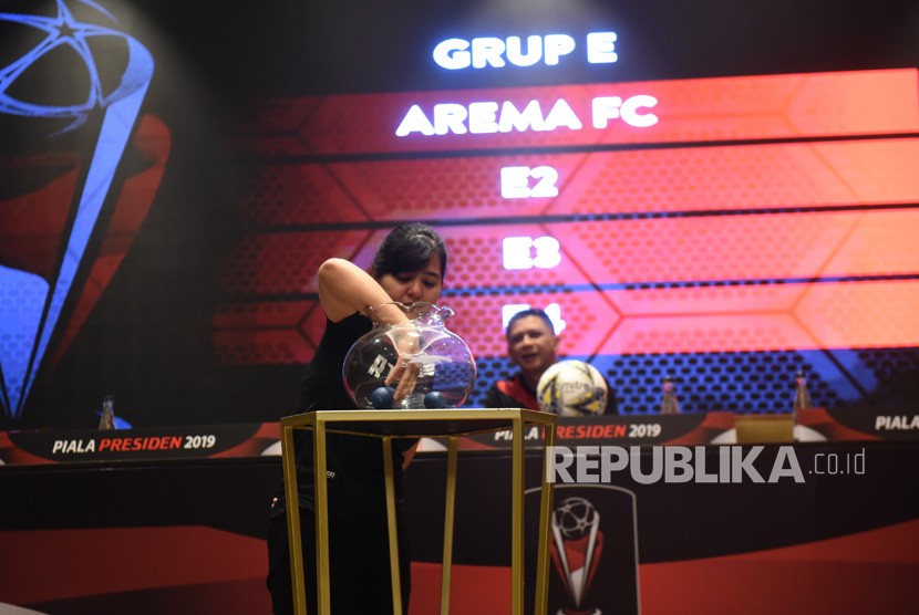 Sekjen PSSI Ratu Tisha Destria (kiri) mengundi tim peserta disaksikan Ketua Panitia Penyelenggara Piala Presiden 2019 Iwan Budianto (kanan) dalam konferensi pers dan drawing Piala Presiden 2019 di Jakarta, Selasa (19/2/2019).