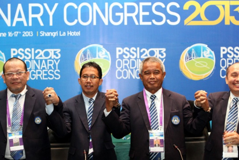 Sekjen PSSI yang baru, Joko Driyono (tengah) diapit Ketua PSSI Djohar Arifin, Wakil Ketua Umum PSSI La Nyalla Mattalitti, dan mantan Sekjen Hadiyandra.