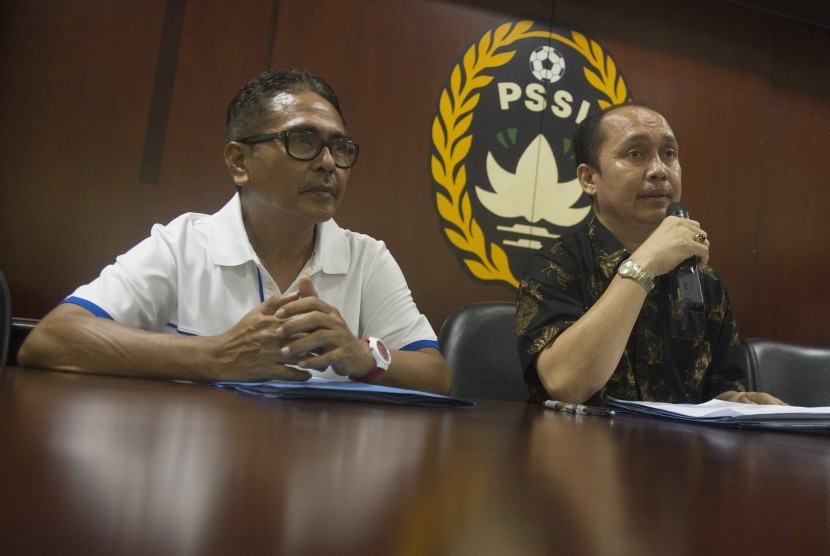 Sekjen PSSI yang baru saja ditunjuk, Hadiyandra (kanan)