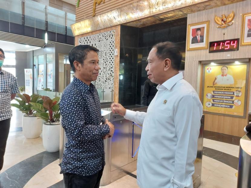 Sekjen PSSI Yunus Nusi bersama Menpora Zainudin Amali usai pertemuan di kantor Kemenpora, Jakarta, Kamis (19/1/2023). 