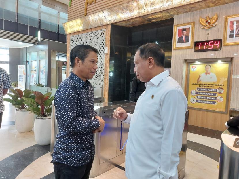 Sekjen PSSI Yunus Nusi bersama Menpora Zainudin Amali usai pertemuan di kantor Kemenpora, Jakarta, Kamis (19/1/2023). 
