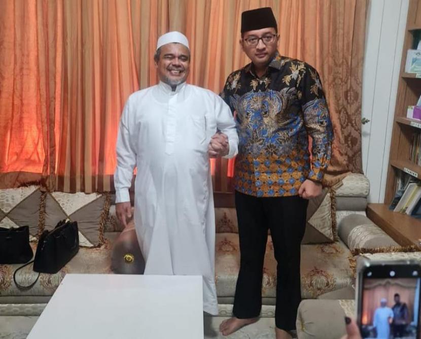 Sekjen Rekat Indonesia, Heikal Safar bertemu dengan Habib Rizieq Shihab (HRS) di kawasan Petamburan, Jakarta Pusat, Ahad (16/4/2023).