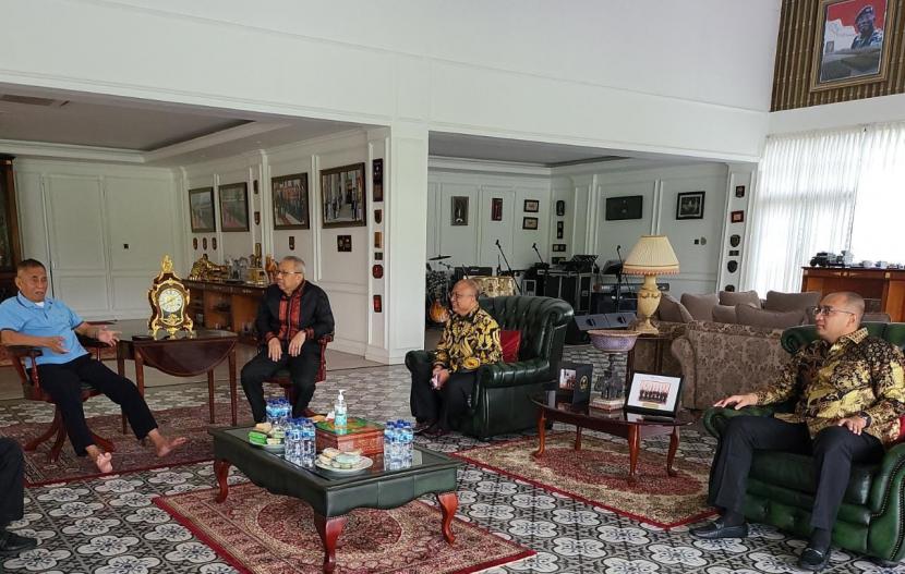 Sekjen Rekat Indonesia, Heikal Safar (kanan) bertemu pengurus Rekat Indonesia lainnya.