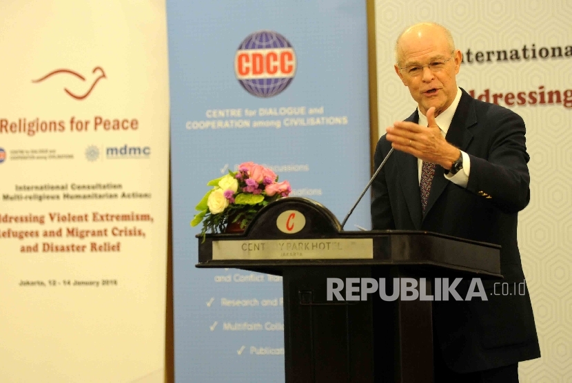 Sekjen Religions for Peace, William Vendley memberikan sambutannya saat konsultasi internasional untuk aksi kemanusiaan lintas agama di Jakarta, Selaa (12/1).