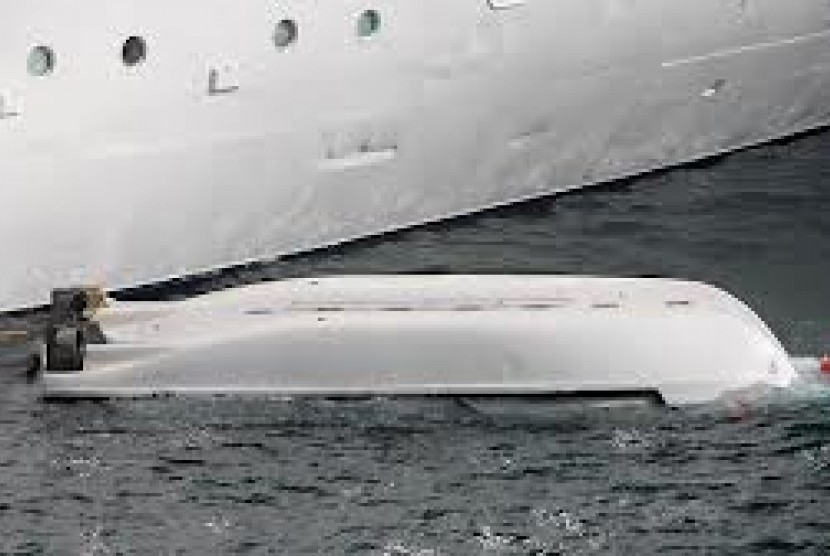 sekoci sebuah kapal tenggelam di Spanyol, Ahad (10/2). Tiga anak buah kapal (ABK) tewas