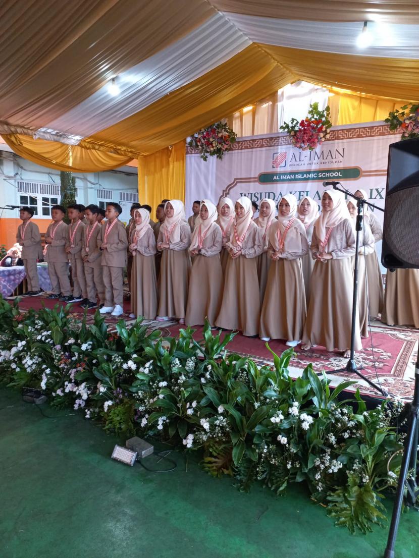 Sekolah Al-Iman Bojonggede, Bogor, menggelar wisuda kelas 6 dan kelas 9, Rabu (29/6).