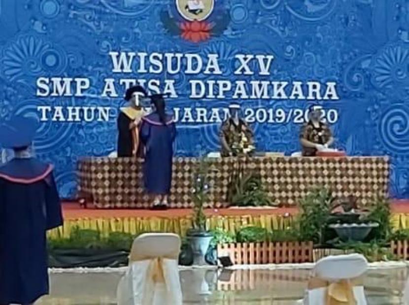 Sekolah Atisa Dipamkara Kabupaten Tangerang, Banten mengakui telah menggelar acara wisuda secara terbuka selama seminggu terakhir. Sekolah menyebut telah berkoordinasi dan mendapatkan izin dari satuan tugas gugus percepatan penanganan covid-19 kecamatan Curug.