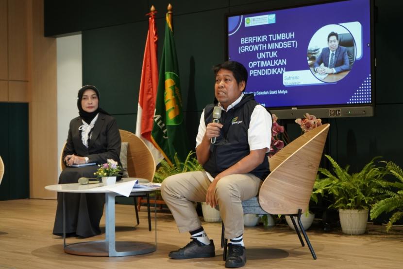 Sekolah Bakti Mulya 400 Jakarta mengadakan Annual Meeting pada 19 -23 Desember 2022. Dr   Sutrisno Muslimin MSi, selaku Ketua Pelaksana Harian (KPH) Sekolah BM 400 tengah menyampaikan paparannnya. 