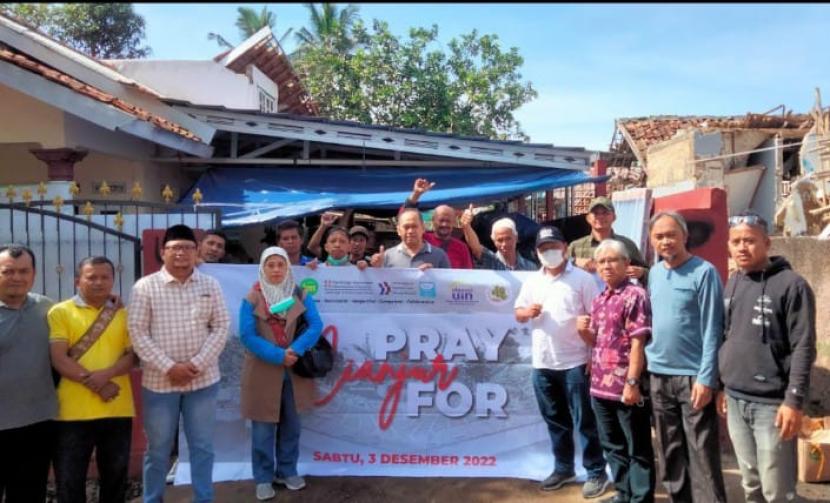 Sekolah Bakti Mulya 400 menyalurkan donasi kepada korban gempa  di Kampung Sarampad, Kecamatan Cugenang, Kabupaten Cianjur Jawa Barat, Sabtu (3/12/2022). 