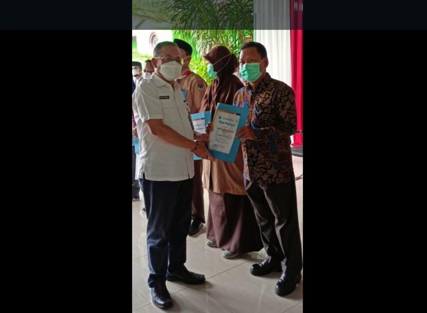 Hadi Suwarno MPd, kepala Divisi Pendidikan BM 400 (kanan),  menerima penghargaan Sekolah Bersih, Hijau, Kreatif dan Berprestasi yang diserahkan oleh Kepala Suku Dinas Pendidikan I Jakarta Selatan, Joko Sugiarto MPd, Rabu (30/3).