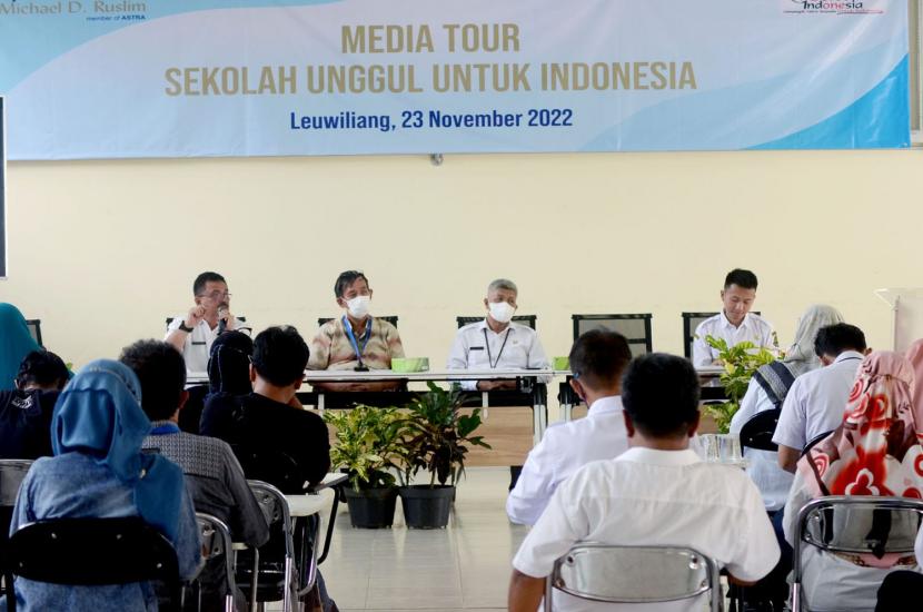 Sekolah binaan PT. Astra International Tbk melalui Yayasan Pendidikan Astra - Michael D. Ruslim (YPA-MDR) meraih predikat sekolah unggul dalam acara Media Tour bertajuk Sekolah Unggul untuk Indonesia di SMKN 1 Leuwiliang, Bogor (23/11/2022).