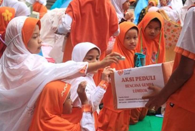 Sekolah binaan Rumah Zakat mengadakan penggalangan dana untuk bencana gempa Lombok di lapangan sekolah. 