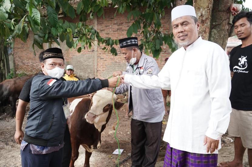 Sekolah BM 400 memusatkan pemotongan dan  pembagian hewan qurban di dua lokasi perkampungan, yakni  di Kampung Pondok Ranji Ciputat, Tangerang Selatan  (11/7/22), dan Kampung Kuripan Jampang Nambo Gunung Sindur, Bogor, Selasa   (12/7/2022).